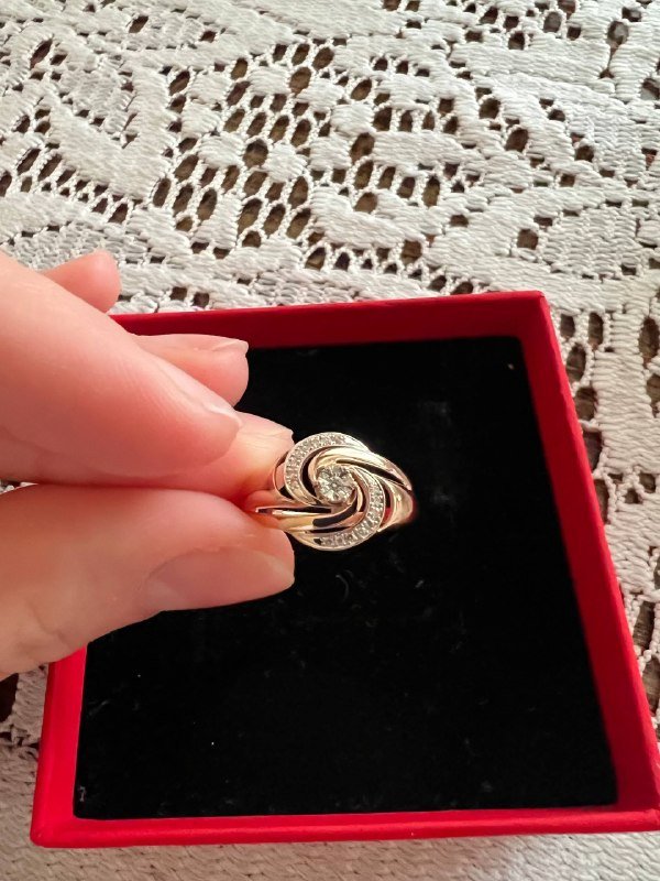 Золотое кольцо размер 17 вес 2.71