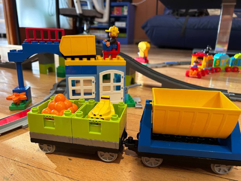 Lego Duplo Train Set with Battery Locomotive 7