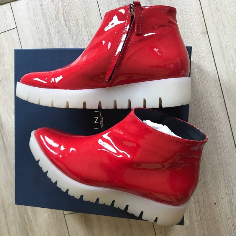 Ботинки из натуральной лаковой кожи размер 37