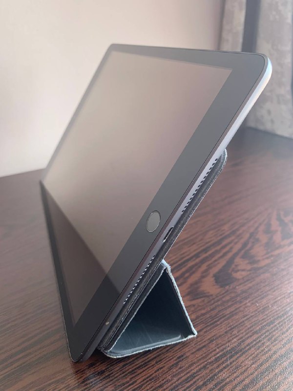 iPad 7 Space Gray 128GB с чехлом и клавиатурой
