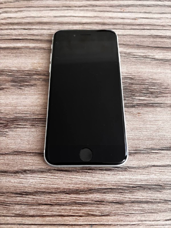 Белый iPhone SE2020 128GB с чехлом и проводом