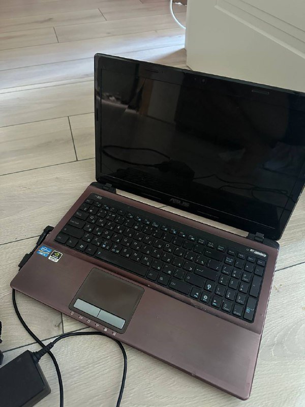 Xbox 360 с геймпадами и играми, ноутбук ASUS k53s с поврежденным дисплеем 2