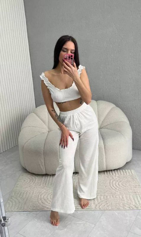 Футболка Stradivarius, шорты Pink, джинсы Zara, топ Oysho, ночнушка, костюмы, Lacoste кеды 9