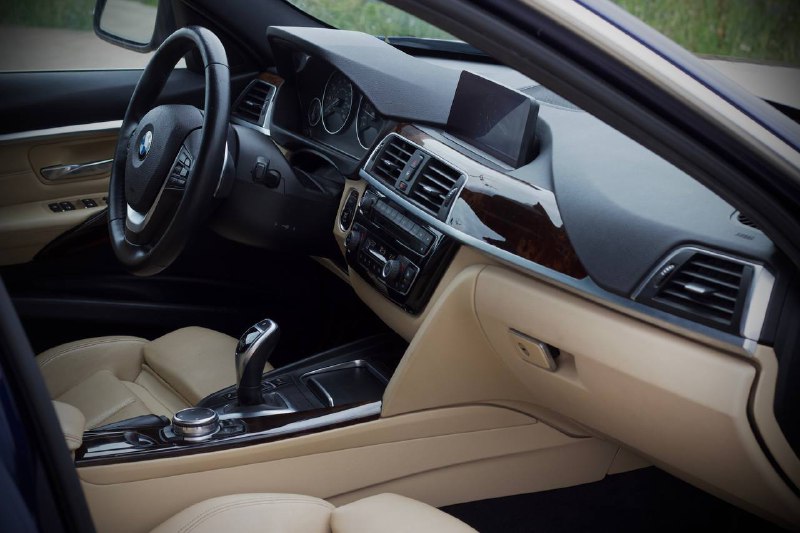 BMW 330i F30 2016 бензин 252 л.с. седан автомат 5