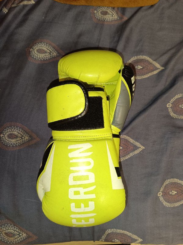 Черные боксерские перчатки VENUM 12 OZ, Салатовые боксерские перчатки 8 OZ 2