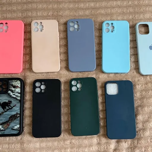 Чехлы на iPhone 12 / 12 Pro