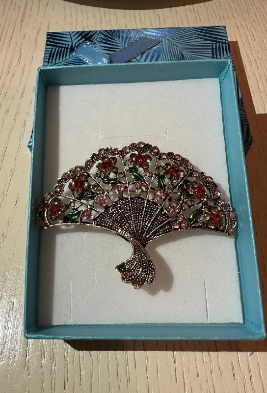 Брошки разного дизайна в коробочках 8