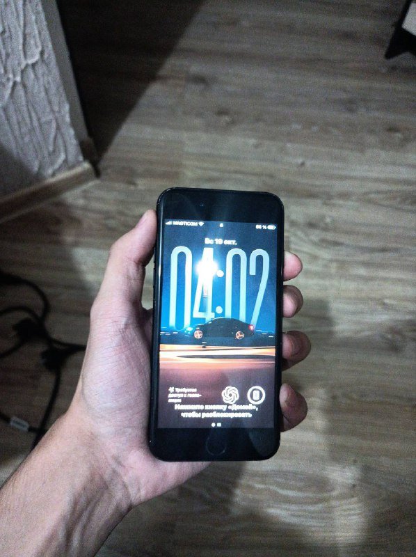 iPhone SE 2 с чехлом и кабелем для зарядки