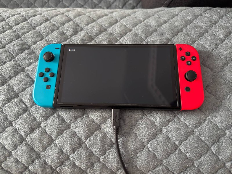 Nintendo Switch OLED, чехол, защитное стекло, 2 игры