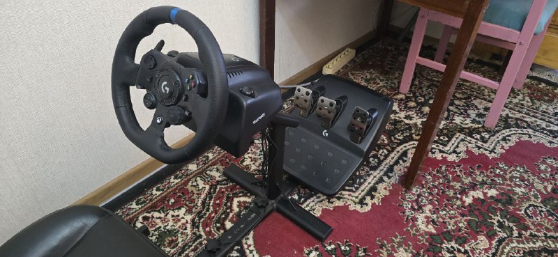 Руль Logitech G23 с игровым креслом Gran Turismo и BMW 4