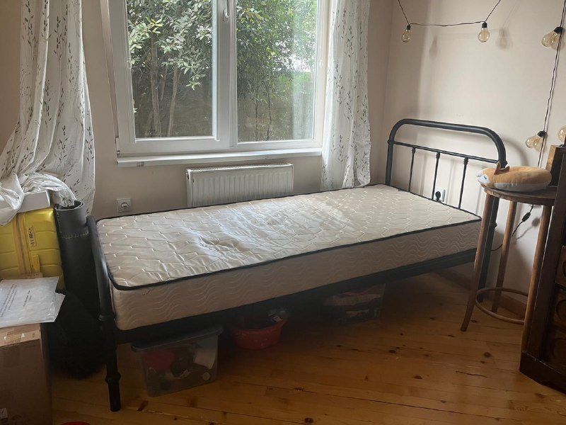 Односпальная металлическая кровать с матрасом