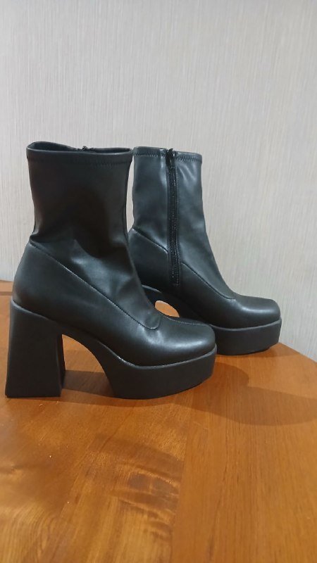 Женские ботинки на высоком каблуке