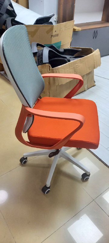 Офисное кресло яркое регулируемое 3