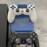 Ps4 slim с двумя геймпадами и двумя дисками 2