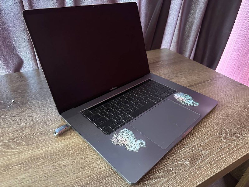 MacBook Pro 2019 16" Intel Core i7 16GB RAM 4GB GPU