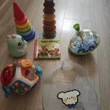 Детские игрушки: пирамидки, неваляшка, бизи-кубик, юла, нагрудник 1