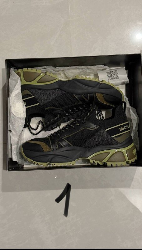 Кроссовки, толстовки, жилетки, куртки