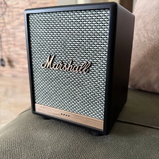 Marshall Uxbridge Voice, беспроводное зарядное устройство