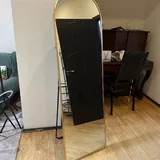 Ботинки Zara и Dr. Martens, ремень Mango, сумка Tommy Hilfiger, фен, бигуди, сушилка, бутылка, зеркало 5