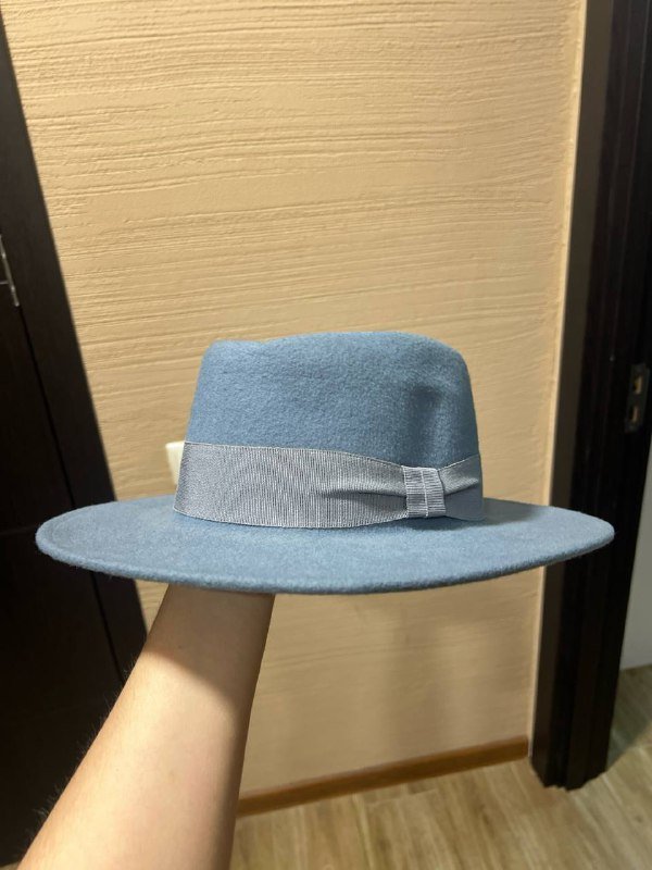 Шляпа ручной работы голубого цвета