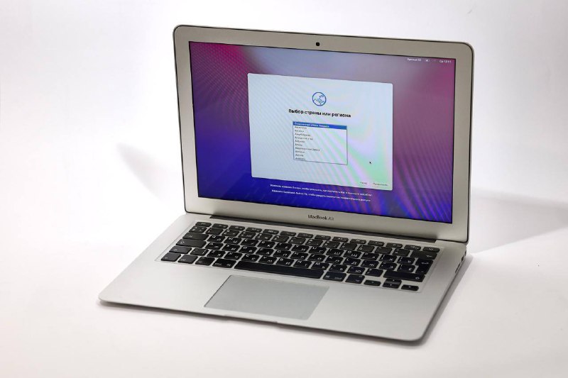 Macbook Air, колонка JBL, электронная книга, джинсовка, рюкзак, свитер, брошки