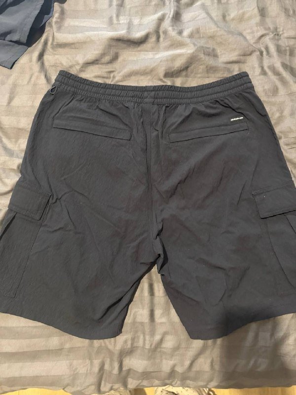 Футболка Nike Nocta, шорты Deus records и Quksilver, кошелек The North Face, игра с конфетами, перчатки Levi’s, куртка сноубордическая O’Neill, сандали мужские Teva 6