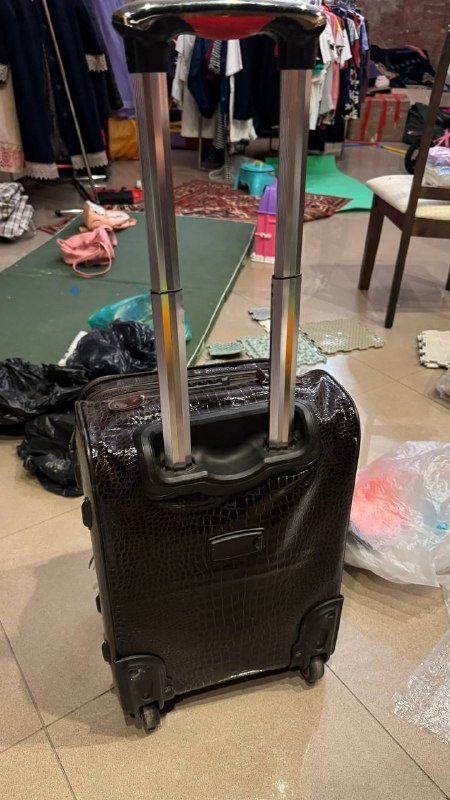 Чемодан коричневый с колесами и выдвижной ручкой 4