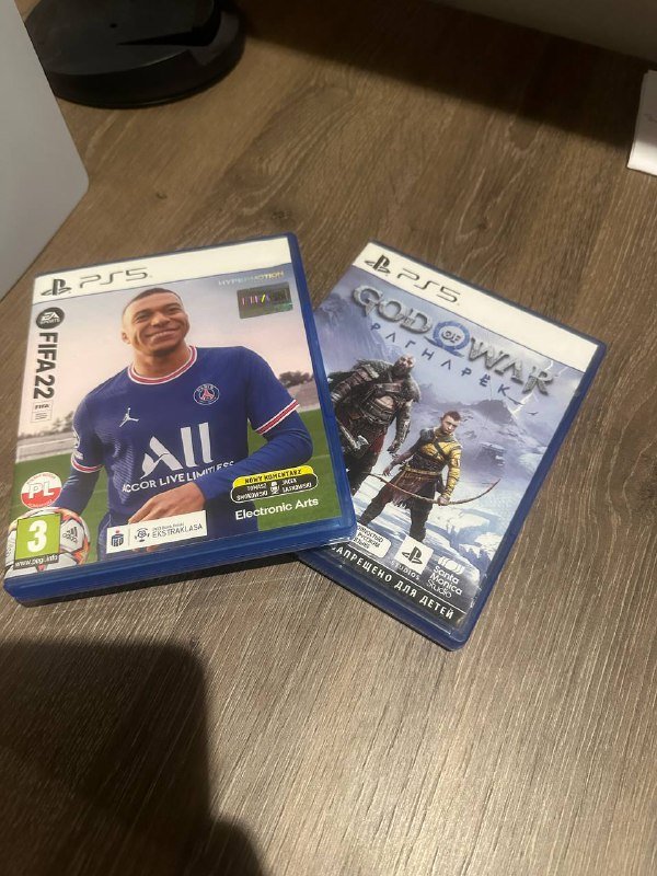 Playstation 5 с двумя контроллерами, играми и кабелем 4