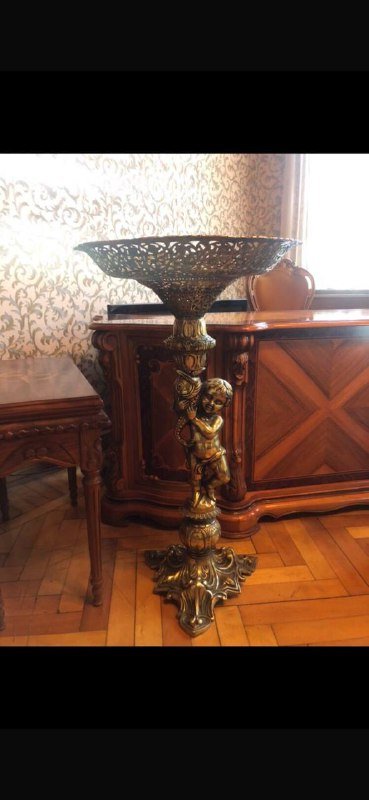 Декоративная подставка с фигуркой