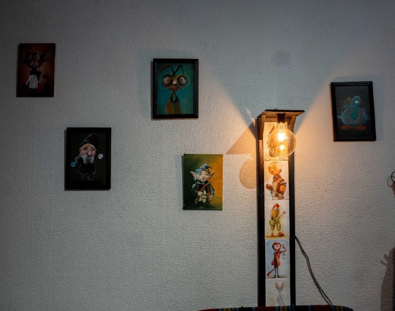 Декоративная настенная лампа с картинами 3