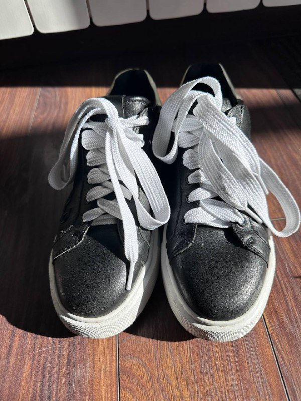 Кеды Karl Lagerfeld, джинсовка, пальто женское, сумка DKNY, джинсы Tommy Hilfiger, кеды DKNY, рубашка Minus, штаны Puma, лоферы, рюкзак Sury Frey, кофта с капюшоном 2