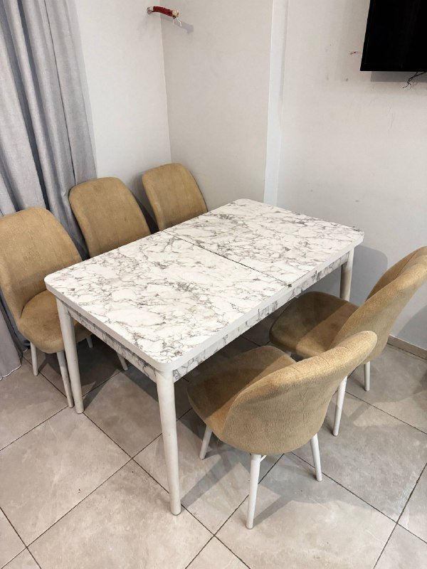 Раздвижной стол и 5 мягких стульев