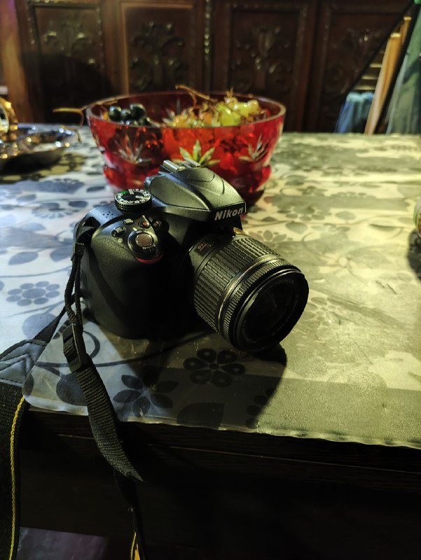 Камера Nikon D3300 с линзой 18-55мм и зарядкой 3