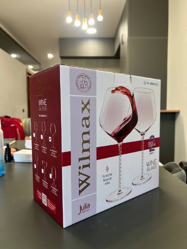 2 больших бокала на тонкой ножке