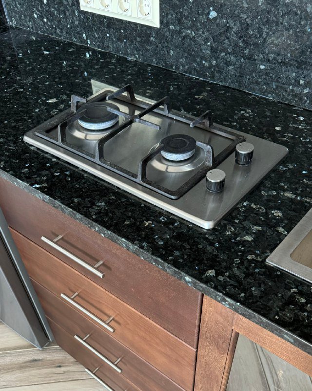 Кухня, холодильник, газовая печь, вытяжка, раковина 2