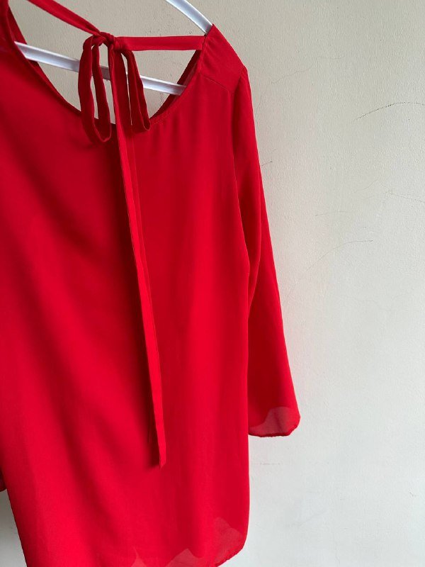 Красное платье с расклешенными рукавами MOHITO 3