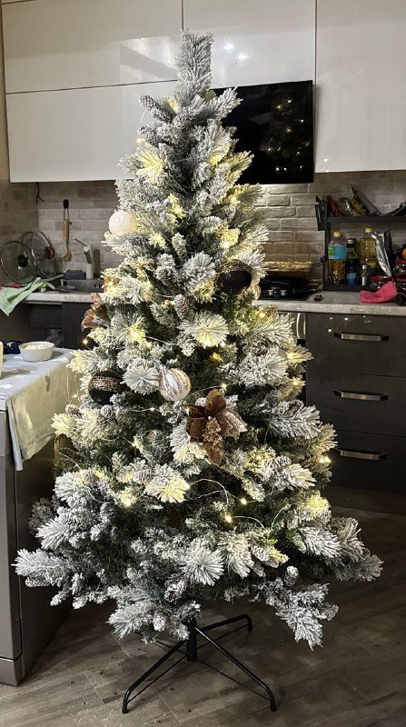 Новогодняя ель с украшениями и гирляндой