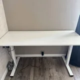 Белый компьютерный стол с регулировкой высоты 1