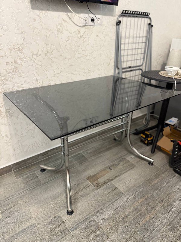 Стол со стеклянной поверхностью 2