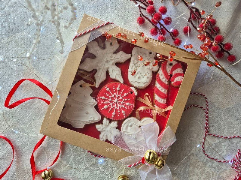 Коробка с пряниками новогодние игрушки и зефирные цветы 2