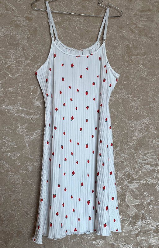 Летнее лёгкое платье с принтом клубники 2