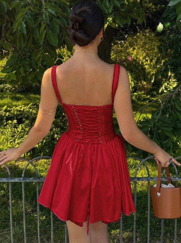 Красное платье, купальник, белое атласное платье