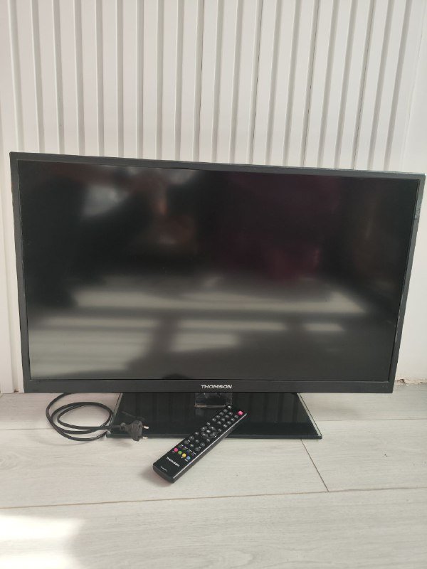 Телевизор Thomson 32 дюйма без smart с дефектом