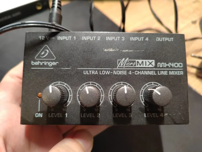 Микшер Behringer MicroMix MX400 1