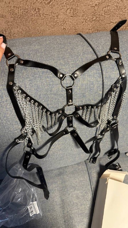 Портупея с цепями, книга, мусорные ведра, сумка, краска для волос 2