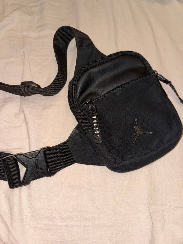 Монитор Dell U2722D, студийные мониторы Pioneer, контроллер Pioneer ddj-400, Akai mpc studio, телевизор 50 дюймов, приставка Xbox Series S, кроссовки Jordan 6 rings, сумка Jordan, чехол для ноутбука Thule 7