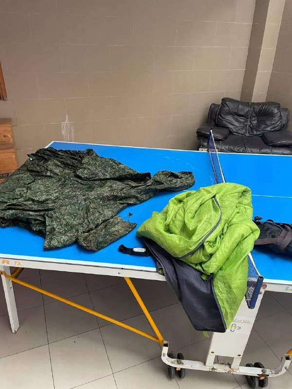 Дождевик-пончо, спальник, налобный фонарь, кухонные весы