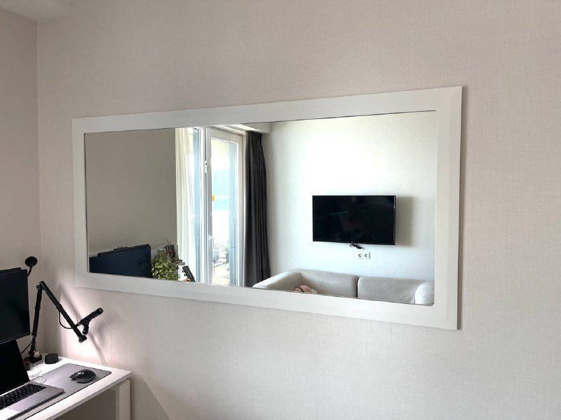 Прямоугольное зеркало в белой раме