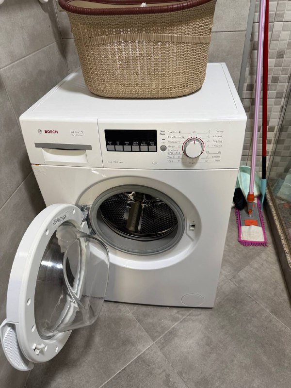 Диван, журнальный столик, обеденный стол, стулья, плита, вытяжка, прихожая, стиральная машина, туалетное зеркало, умывальник, тумбочка