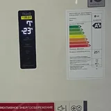 Белый новый холодильник, черный б/у холодильник 1